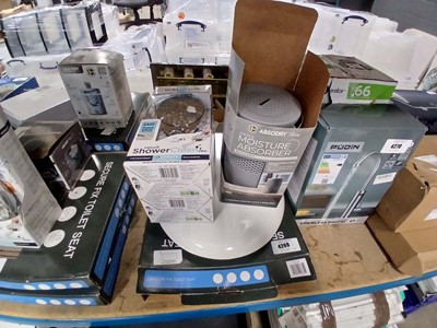 Lot 4269 - Qty of items to include 2 Waterpik shower...