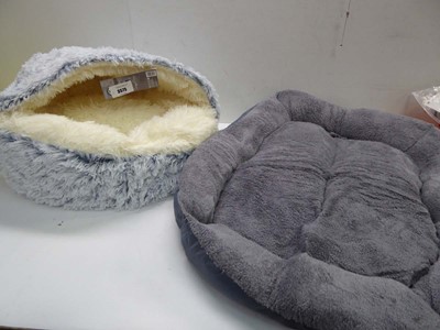 Lot 3575 - Pet cave and pet bed