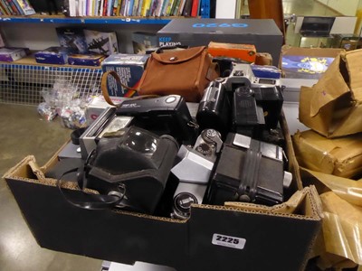 Lot 2225 - Box containing various cameras and camera...