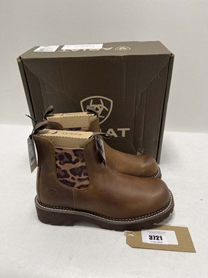Lot 3721 - Ariat fatbaby chelsea boots in brown size UK7 -...