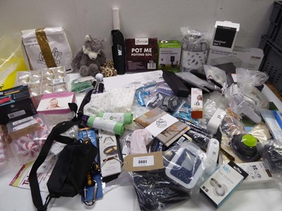 Lot 3601 - 2 large bags of assorted household items...