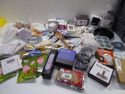 Lot 3605 - 2 large bags of household items including...