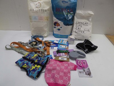 Lot 3612 - Cat litter, Aquatic gravel, dog legs, pet...