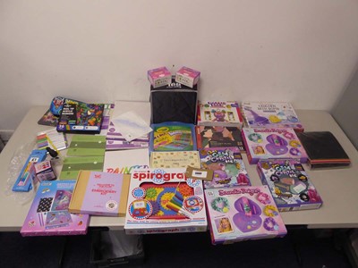 Lot 3966 - An assortment of arts & crafts, includes pens,...