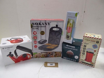 Lot 3671 - Le Creuset kettle, Sandwich maker, Juicing cup,...