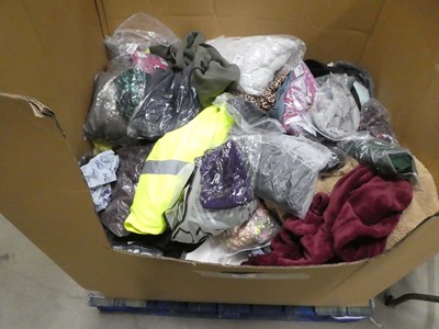 Lot 3846 - Pallet box (not included) containing mixed...