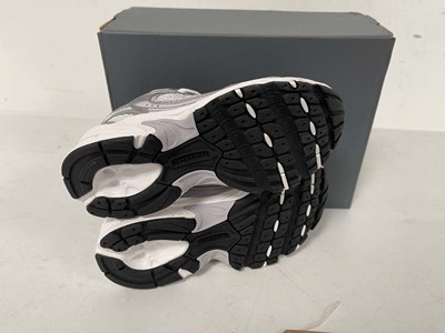 Lot 3867 - New Balance children's 530 trainers in silver...