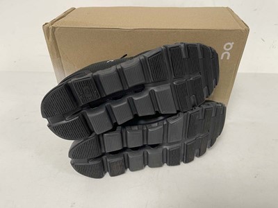 Lot 3868 - On Cloud Running cloud 6 trainers in black...