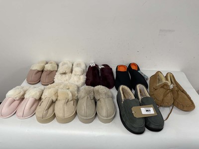 Lot 3877 - 9x Pairs of slippers in various styles to...