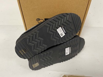 Lot 3881 - Everau Australian Owned wonga slippers in...