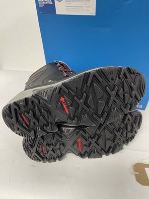 Lot 3883 - Columbia bugaboot III boots in black size UK11...