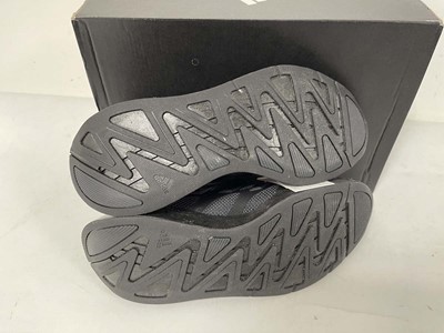 Lot 3907 - Adidas adizero aruku trainers in black size...