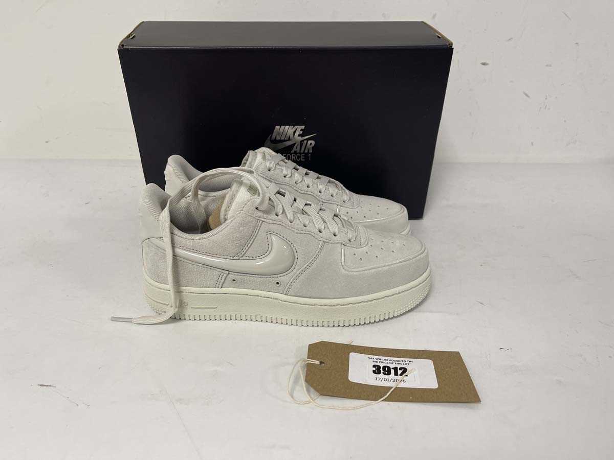 Lot 3912 - Nike air force 1 '07 trainers in light bone...