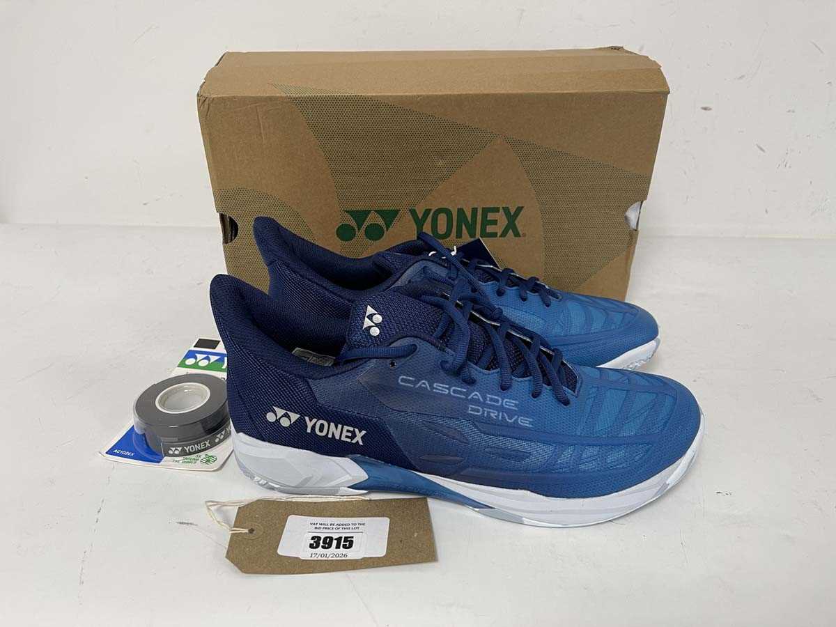 Lot 3915 - Yonex power cushion cascade drive trainers in...