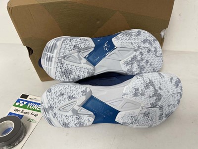 Lot 3915 - Yonex power cushion cascade drive trainers in...