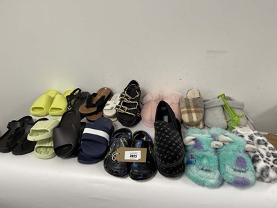 Lot 3923 - 16x Pairs of slippers / sandals to include New...