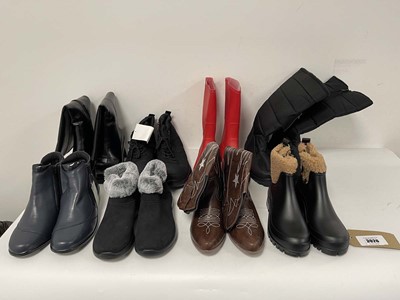 Lot 3926 - 8x Pairs of boots in various styles to include...