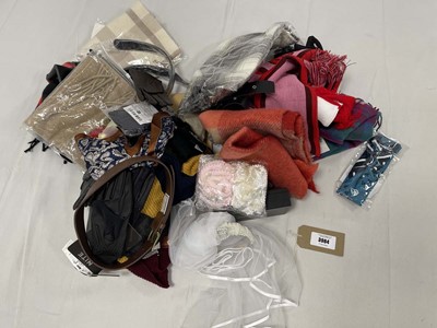 Lot 3984 - Selection of various accessories