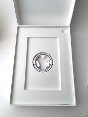 Lot iPad A16 A3354 128GB Silver with box and cable