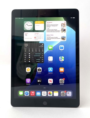 Lot iPad 7th Gen 128GB Space Grey (case bent)