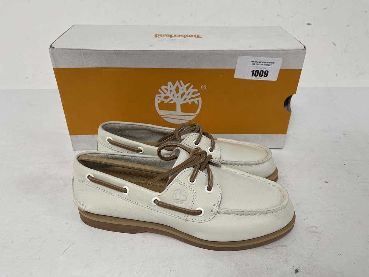 Lot Timberland classic boat shoes in natural grain...