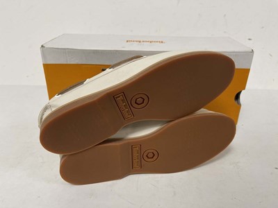 Lot Timberland classic boat shoes in natural grain...