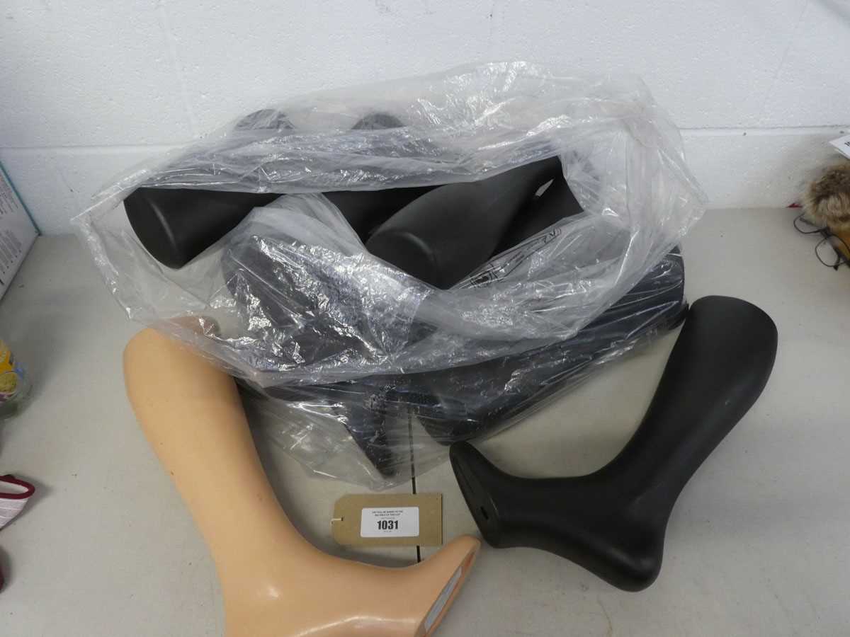 Lot A bag containing approx. 10 mannequin feet/legs