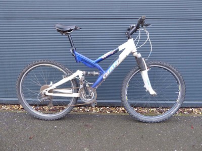 Lot 4023 - Giant dual-suspension bike