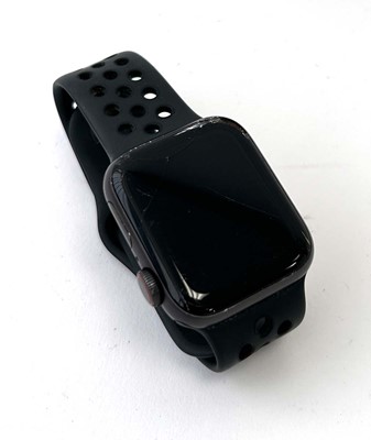 Lot Apple Watch SE Nike 40MM with strap (damaged...