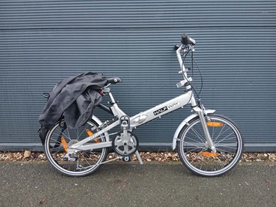 Lot 4045 - Halfway folding town bike with bag