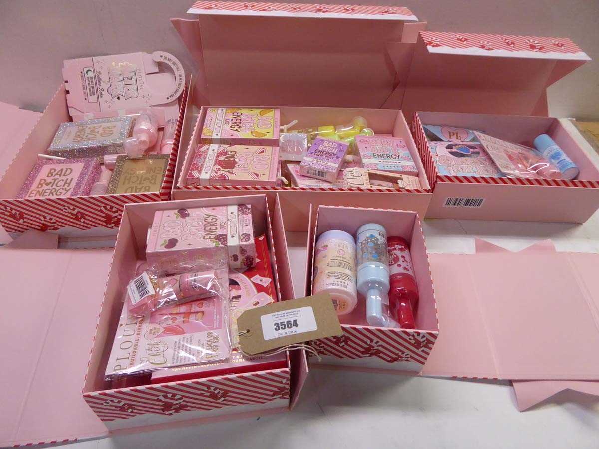 Lot P. Louise 2 large, 2 medium & 1 small bow box...