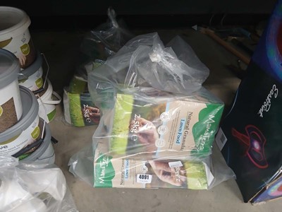 Lot 4091 - 2 bags of Mamaterra natural granular lawn food