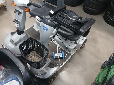 Lot 4139 - Invacare mobility scooter with key and charger