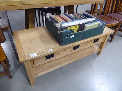 Lot 5107 - Modern oak coffee table with shelf and 3...