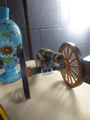 Lot 5010 - Ornamental table top brass and wooden cannon