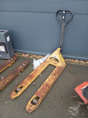 Lot 4167 - 2000kg max lift pallet truck