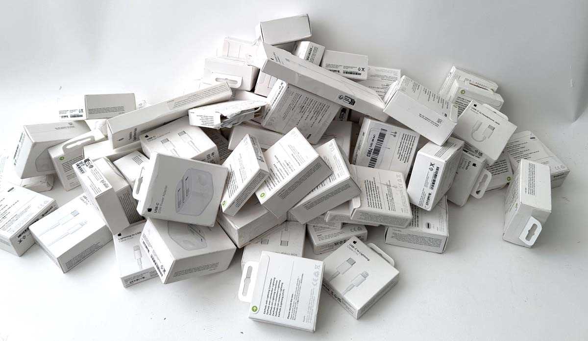 Lot Bag containing quantity of Apple cables,...