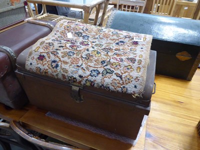 Lot 5139 - Floral patterned carpet runner