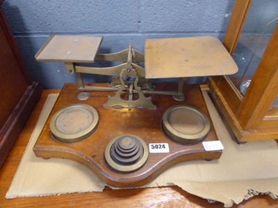 Lot 5024 - Set of parcel scales with weights