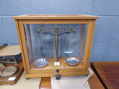 Lot 5025 - Set of scientific scales