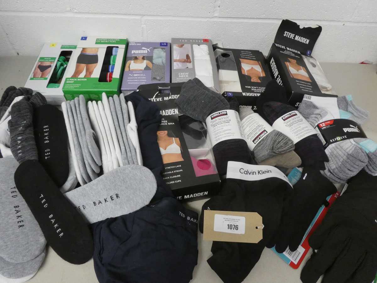 Lot Mixed lot of mens and womens underwear, socks,...