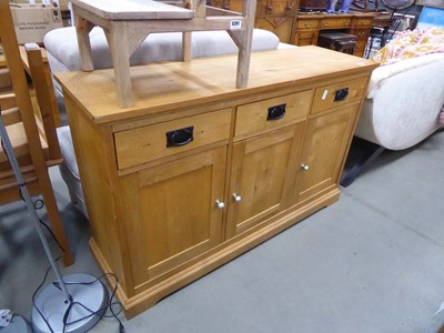 Lot 5200 - Contemporary oak sideboard 3 drawer over 3 doors