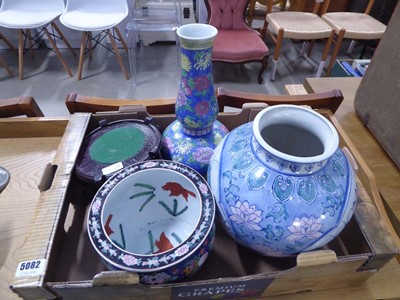 Lot 5082 - 2 modern oriental style bowls and a vase