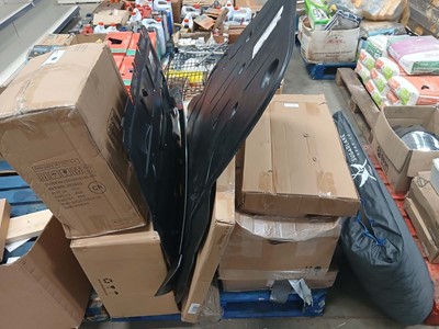 Lot 4247 - Pallet containing bicycle wheel, spoiler, car...