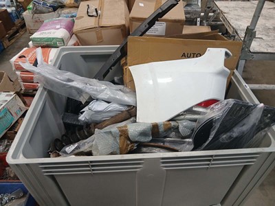 Lot 4254 - Pallet of car items to include a car front...