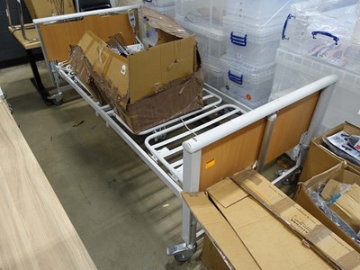 Lot 4322 - 4 wheel hospital bed