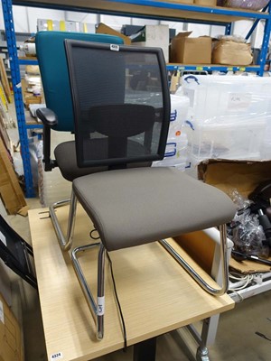 Lot 4323 - 1 mesh back office chair plus a cushioned...