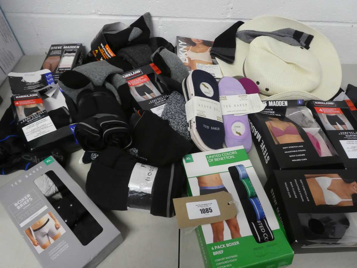 Lot Mixed lot of mens and womens underwear, socks,...