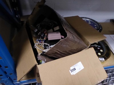 Lot 2236 - Box of jewellery