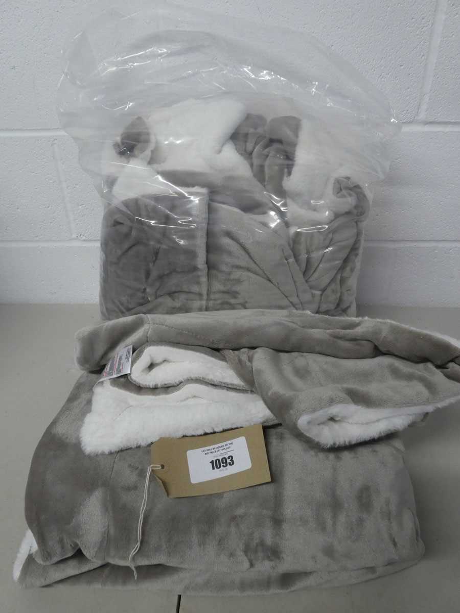 Lot X3 Life Comfort faux fur reversible throws